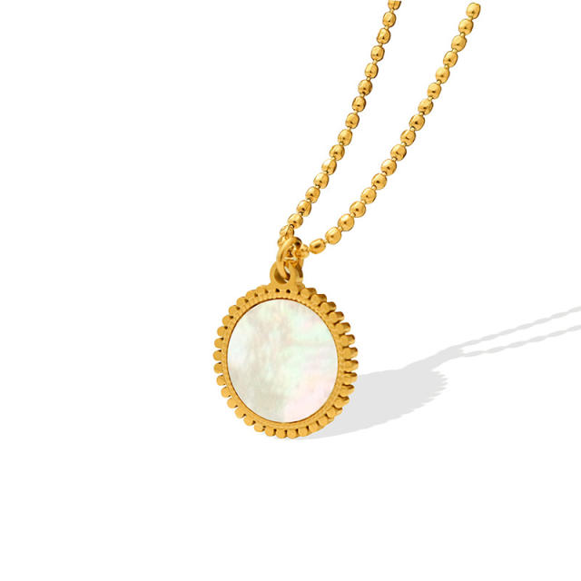 Sea shell pendant necklace