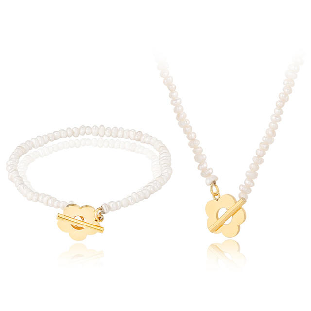 Pearl small flower necklace