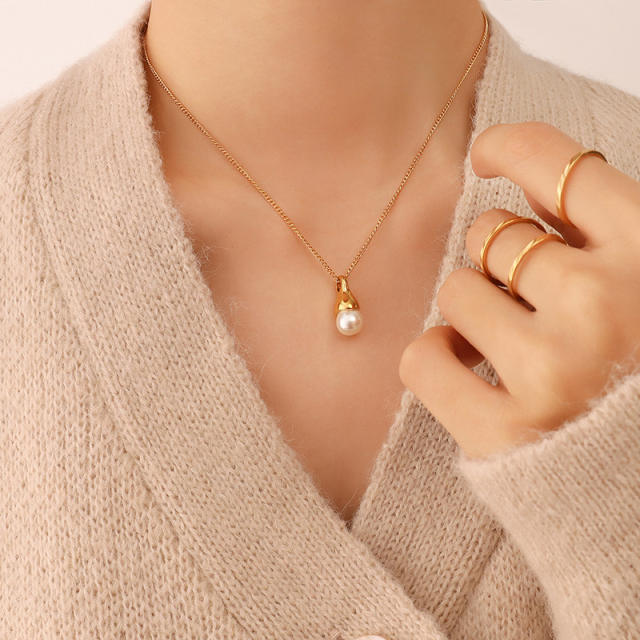 Drop shape pearl pendant necklace
