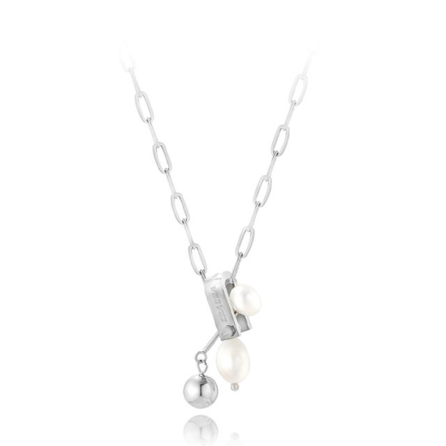 Simple pearl necklace