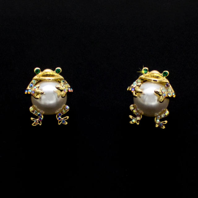 Animal pearl stud earrings