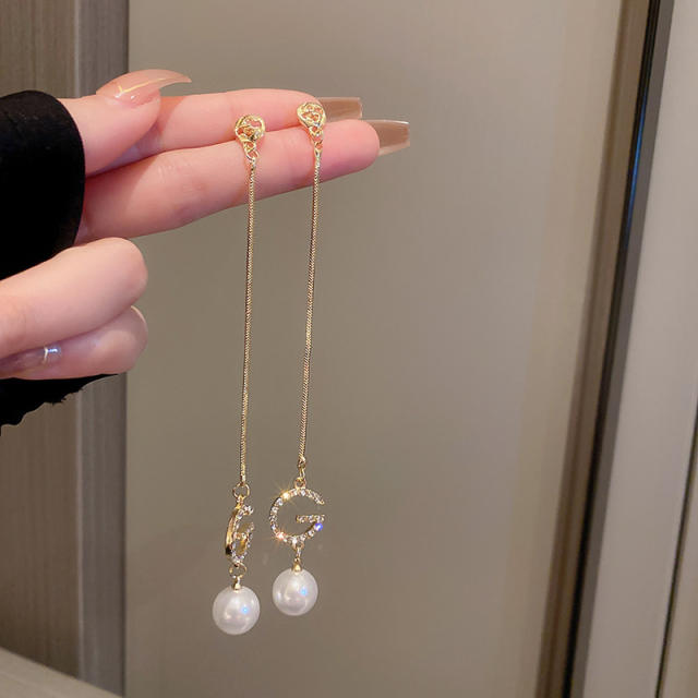 G letter pearl long earrings