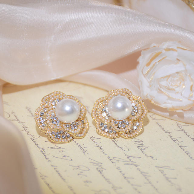 Diamond pearl camellia ear studs