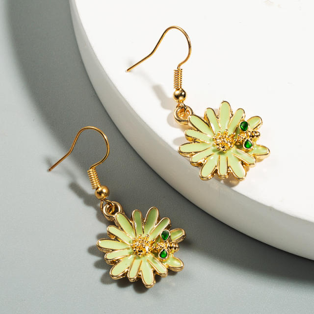 Bee Daisy dangling earrings