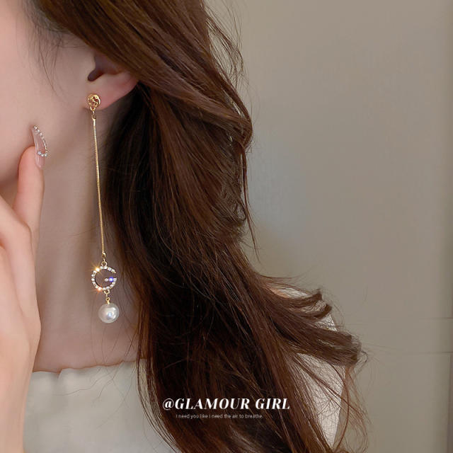 G letter pearl long earrings