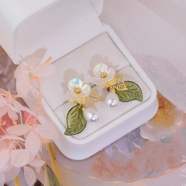 Elegant spring flower pearl earrings