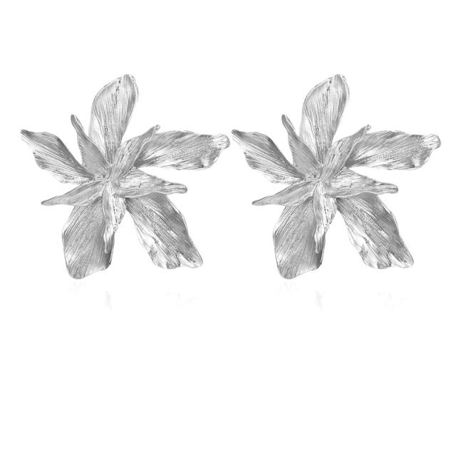 Exaggerated bloom flower ear studs