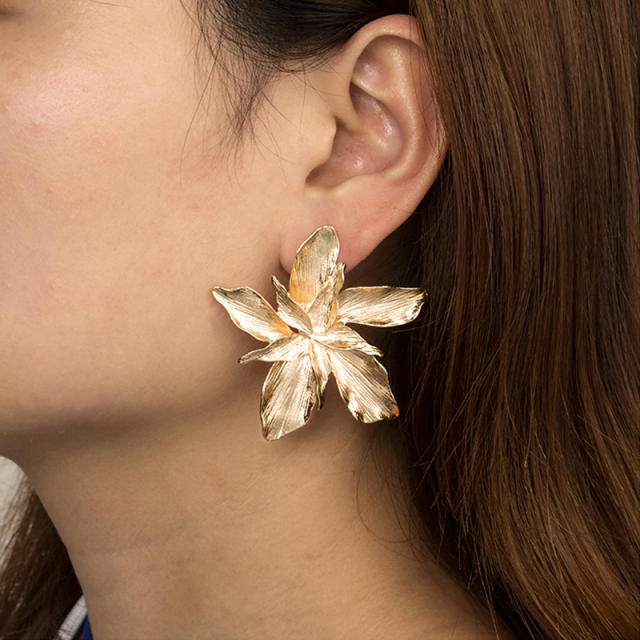 Exaggerated bloom flower ear studs