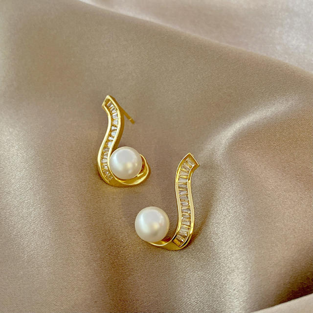 Unique shape pearl ear studs