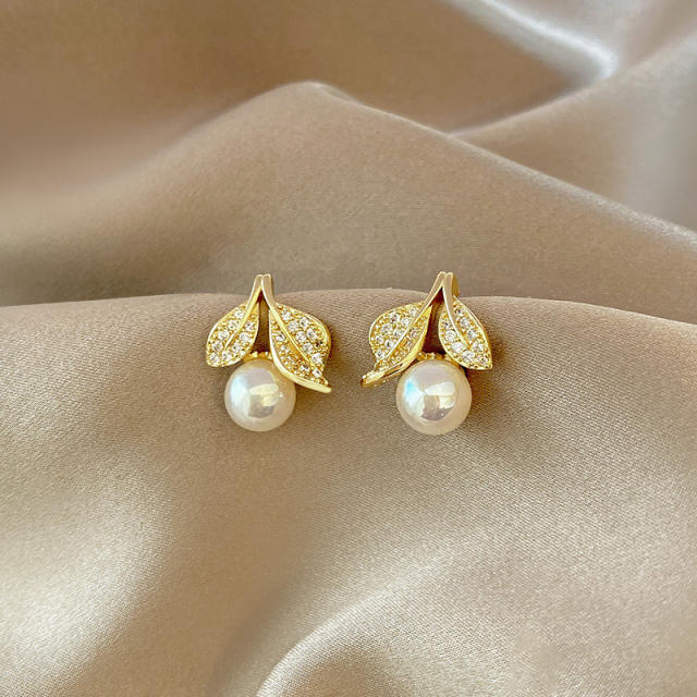 Korean fashion chic pearl ear studs women