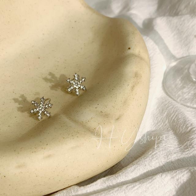 Diamond snowflake ear cuff