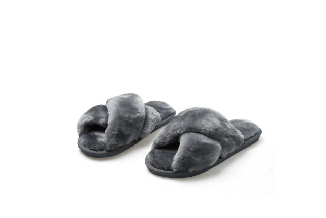 Flat fluffy slippers for women