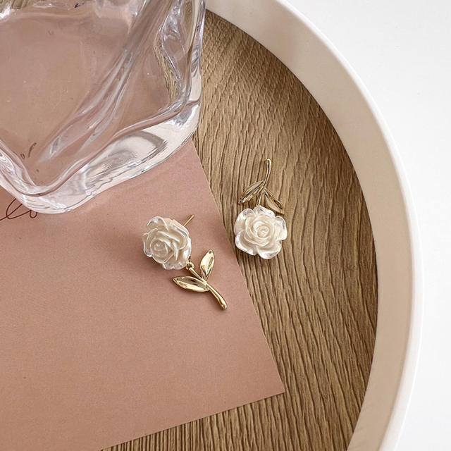 Beautiful Pearl Camellia asymmetric earrings