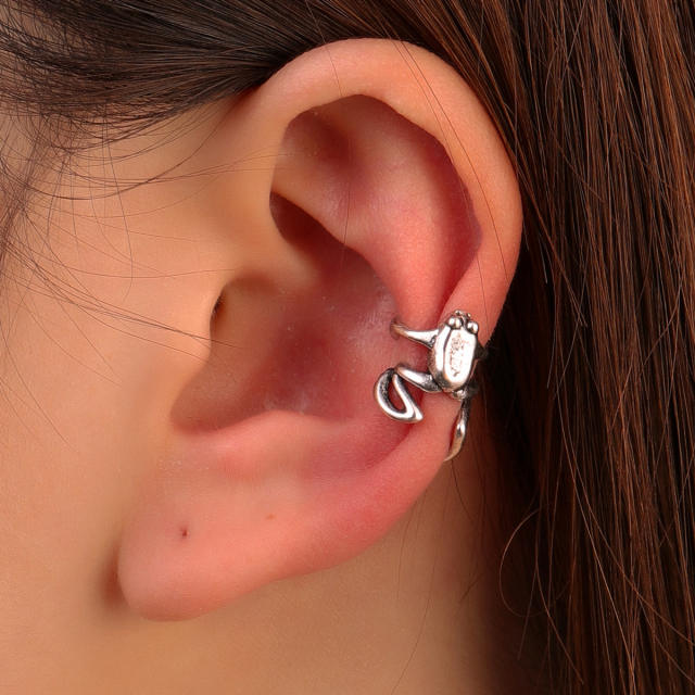 Punk frog ear cuff