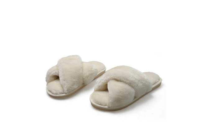 Flat fluffy slippers for women