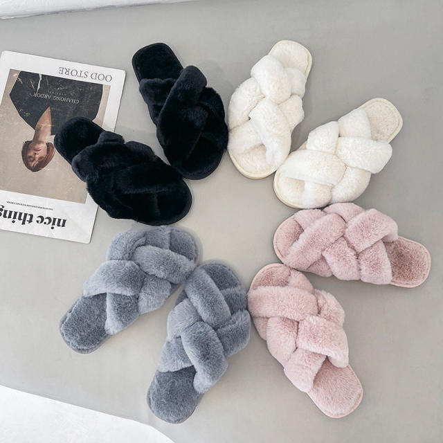 Fluffy slippers for women