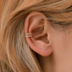 Retro hollowed out ear cuff