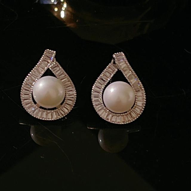 Classic drop shape pearl studs earrings