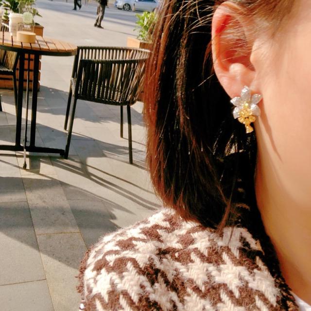 Elegant topaz diamond flower earrings