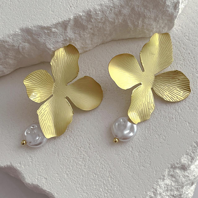 Korean fashion metal flower pearl earrings