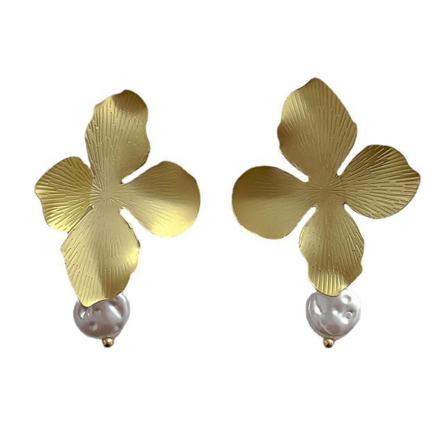 Korean fashion metal flower pearl earrings