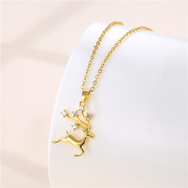 Concise diamond deer pendant necklace