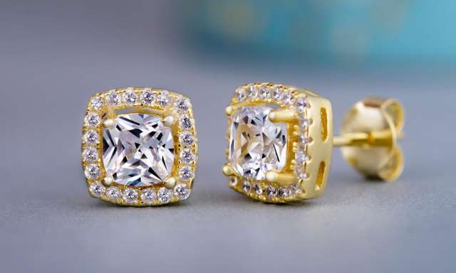 Classic design round shape diamond studs earrings