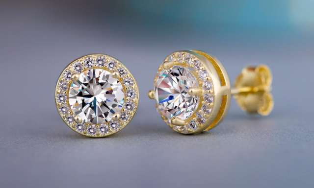 Classic design round shape diamond studs earrings