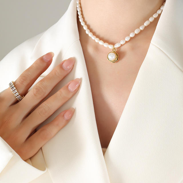 Baroque pearl pendant bead necklace