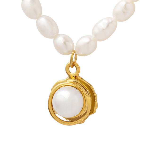 Baroque pearl pendant bead necklace