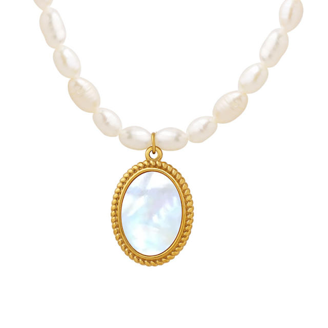 French elegant oval pendant water pearl choker