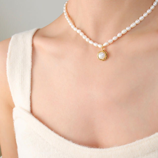 Baroque pearl pendant bead necklace