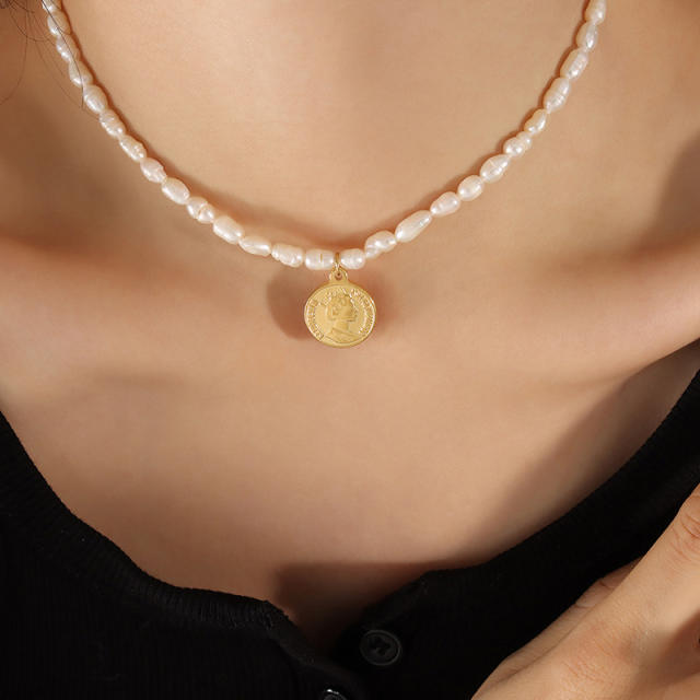 Elegant water pearl coin pendant choker necklace