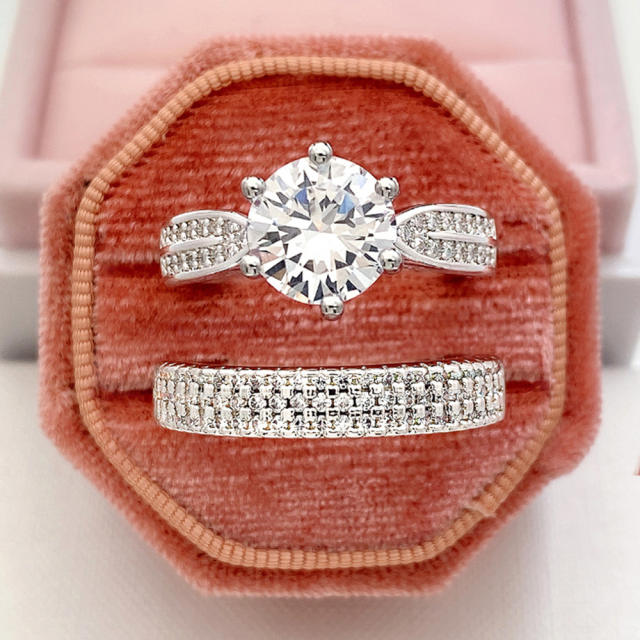 Elegant round cut diamond ring set