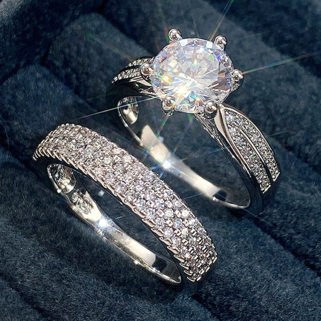 Elegant round cut diamond ring set