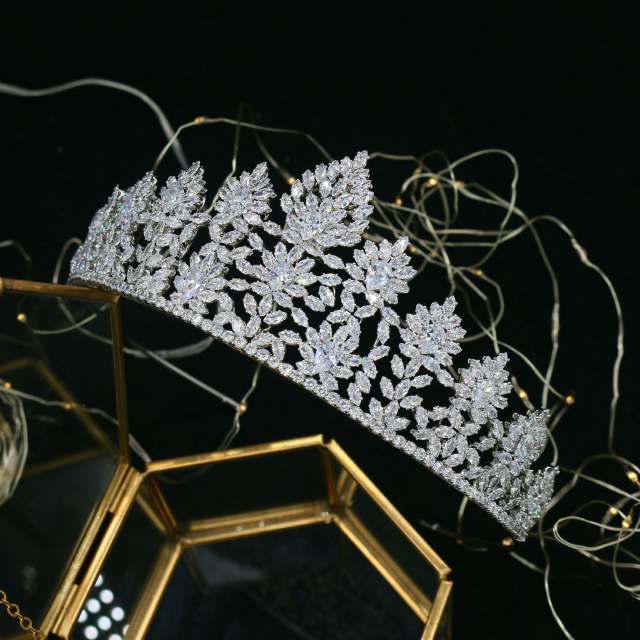Concise luxury pave setting cubic zircon diamond crown