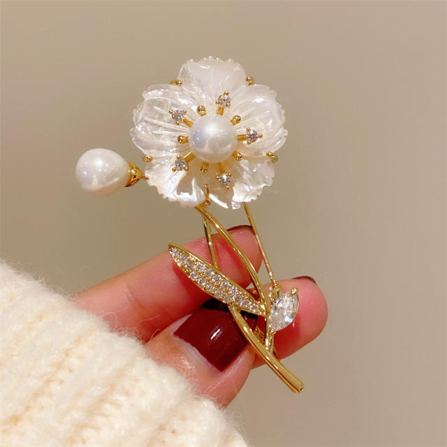 Elegant shell flower women brooch