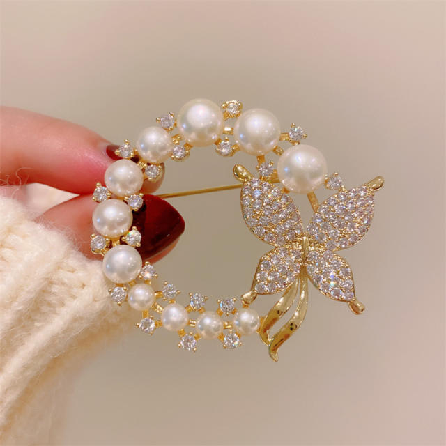 Vintage water pearl circle butterfly brooch