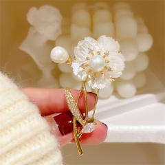 Elegant shell flower women brooch