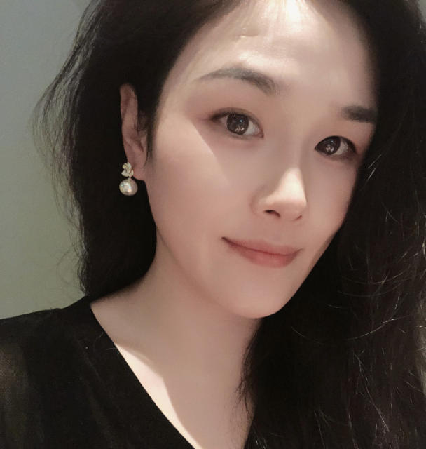 Korean fashion black enamel flower pearl earrings