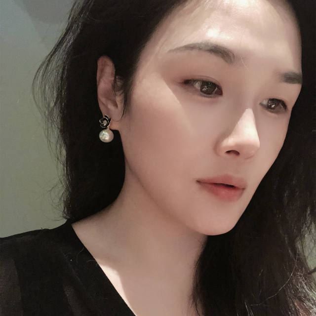 Korean fashion black enamel flower pearl earrings