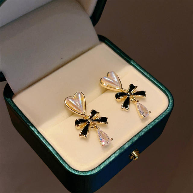 Winter design black bow heart earrings