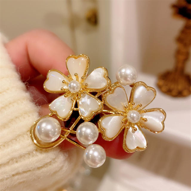 Good quality shell flower pearl brooch