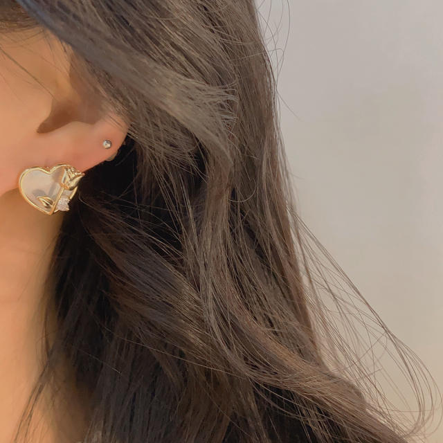Vintage shell material heart studs earrings