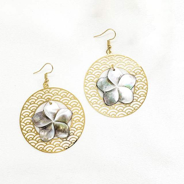 Hawii trend holllow design black shell flower earrings