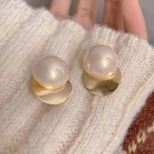 Elegant champagne pearl geometric earrings