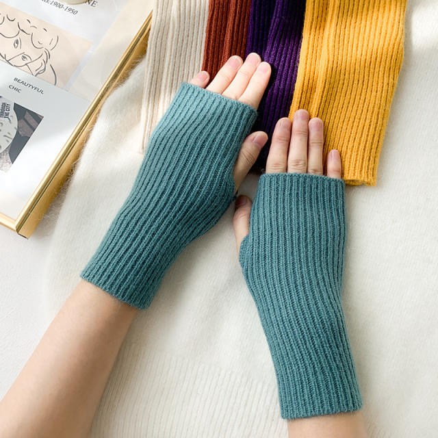 Popular knitted plain color fingerless gloves