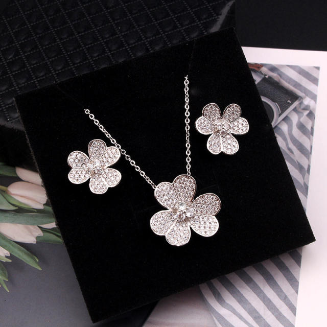 Korean fashion pave setting rhinestone flower real gold plated necklace