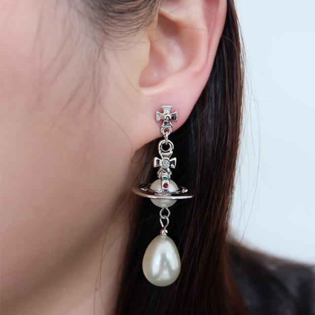 Elegant Saturn design pearl earrings