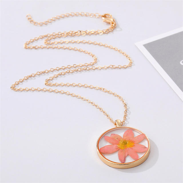 Vintage round shape dry flower clear pendant necklace